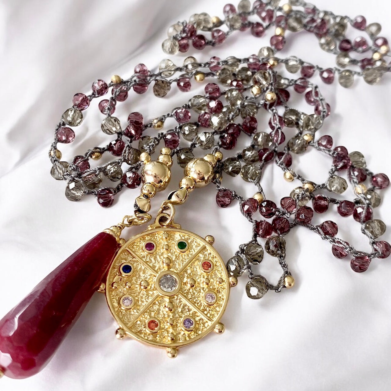 Collar tejido largo gota roja oro