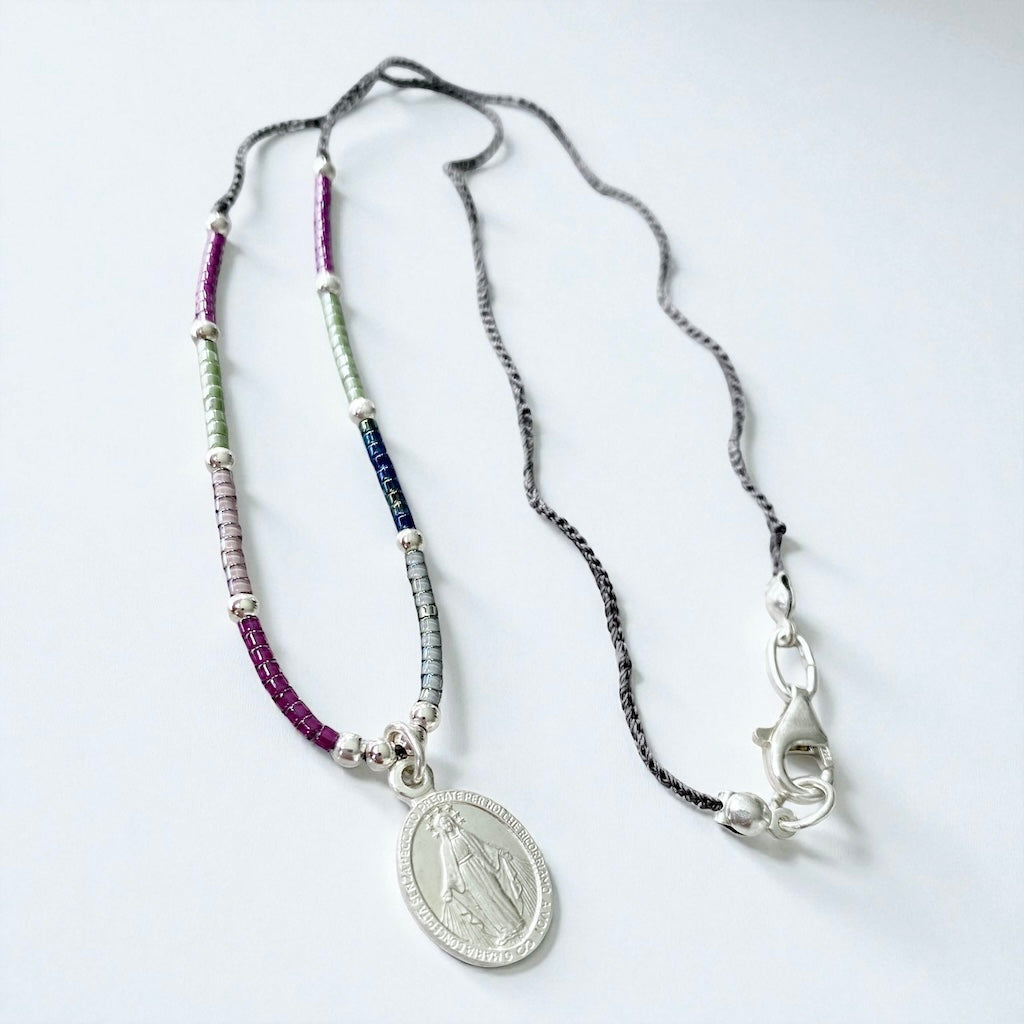 Collar tejido Virgen de los Rayos plata