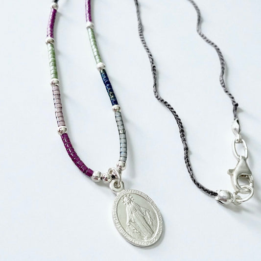Collar tejido Virgen de los Rayos plata