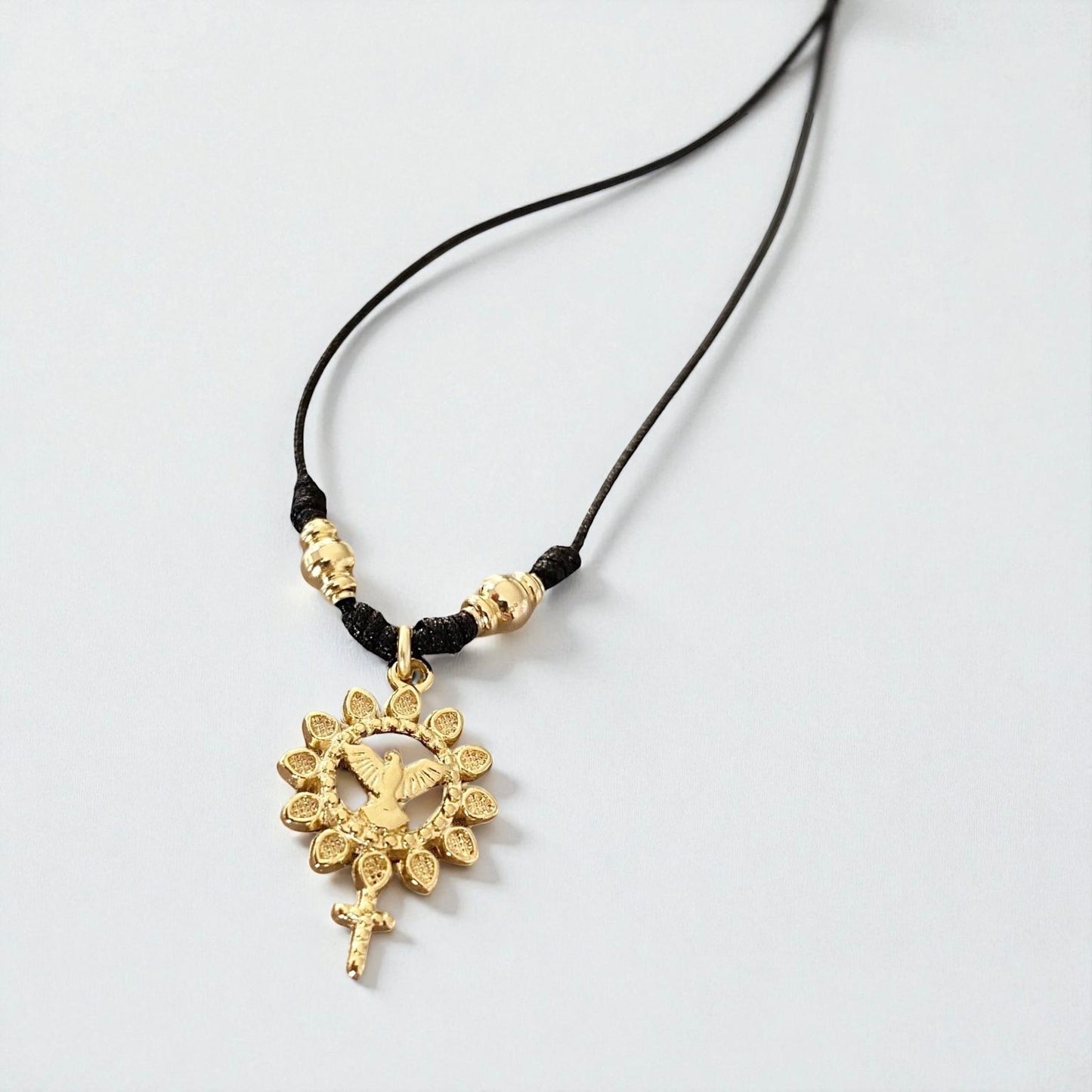 Collar hilo espíritu santo cruz oro