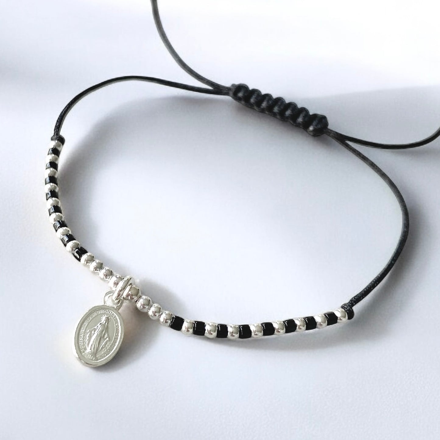 Pulsera hilo mini Virgen de los Rayos plata