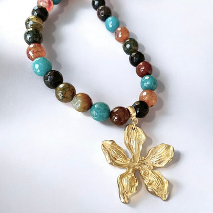 Collar piedras orquídea oro