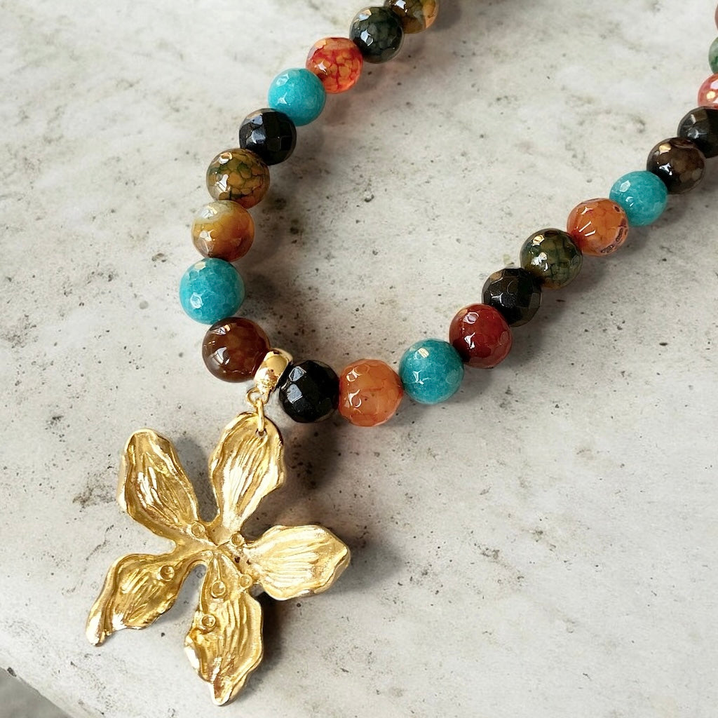 Collar piedras orquídea oro