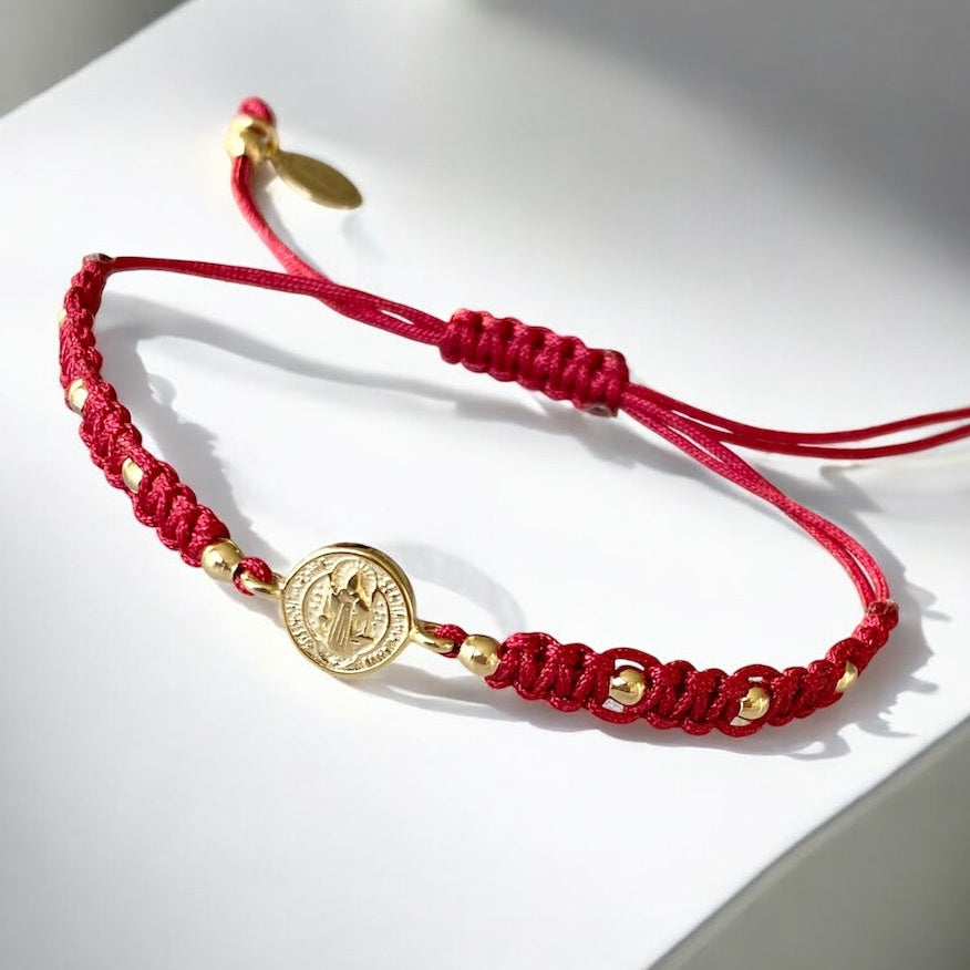 Pulsera macramé roja San Benito oro