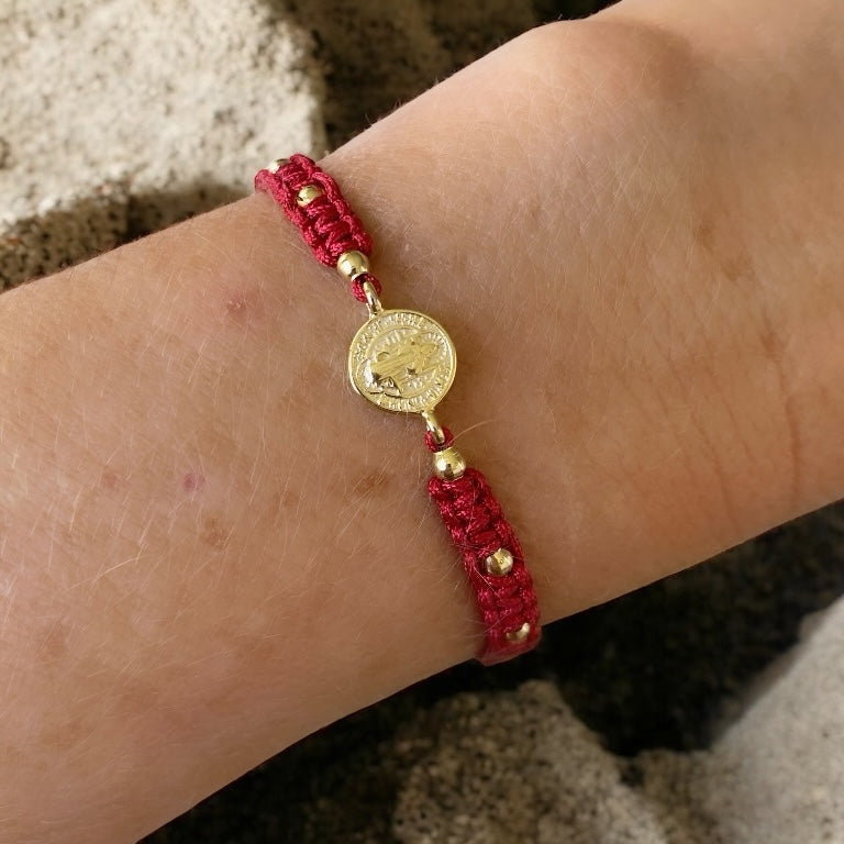 Pulsera macramé roja San Benito oro