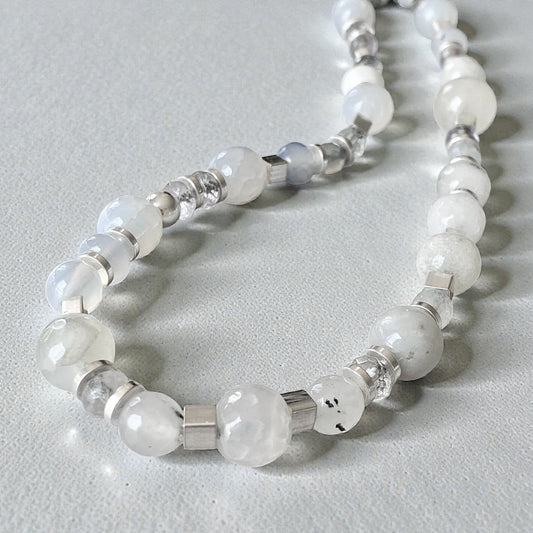 Collar blanco enchapado en plata