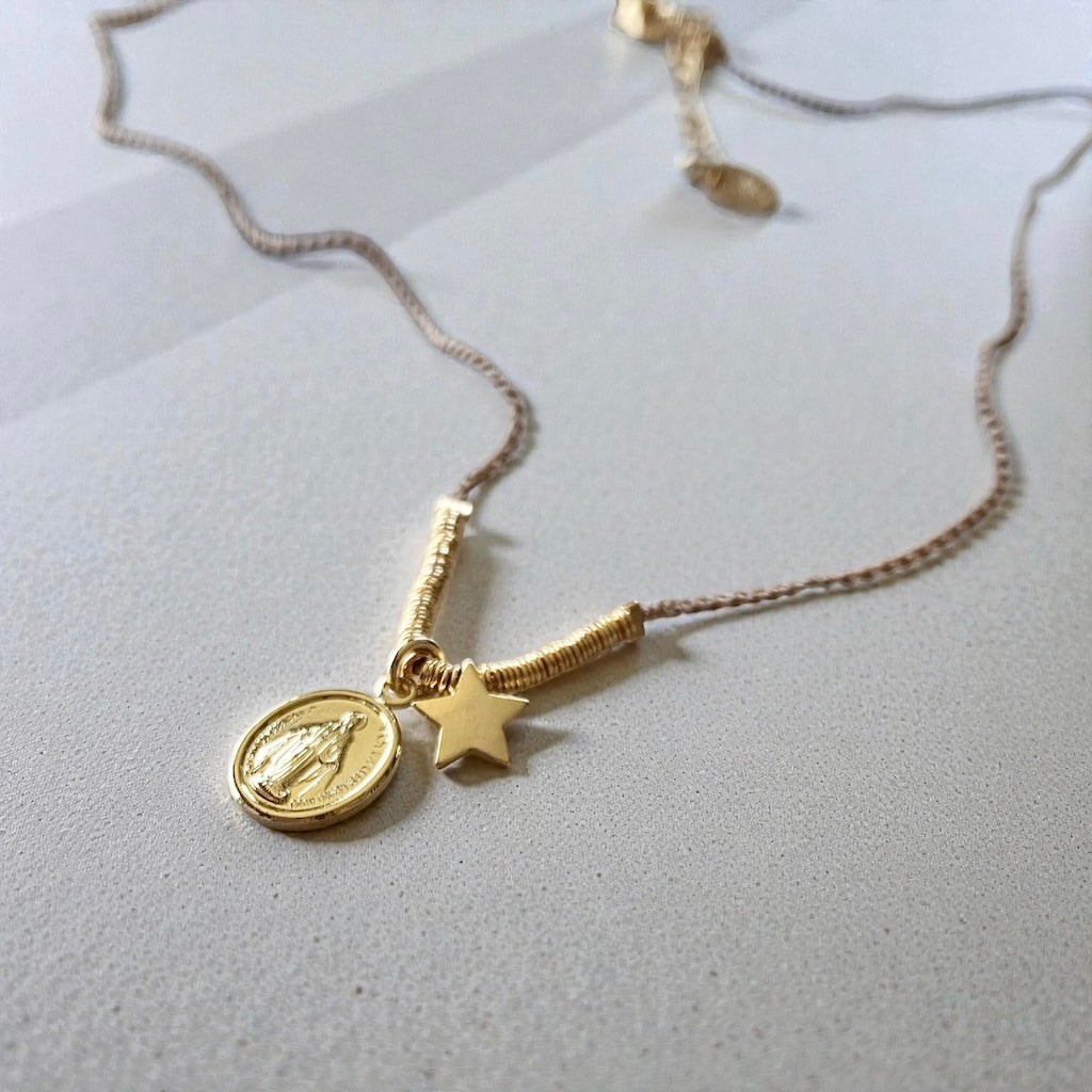 Collar tejido virgen estrellita oro