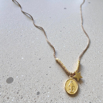 Collar tejido virgen estrellita oro