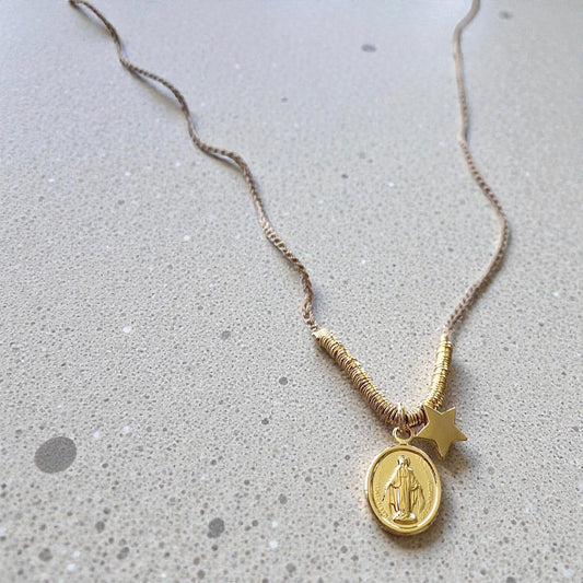 Collar tejido virgen estrellita oro