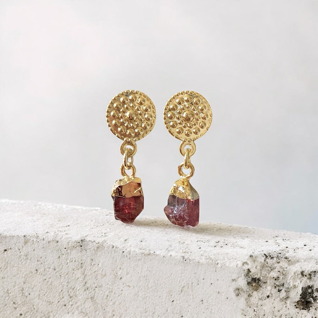 Aros mila granates en bruto oro