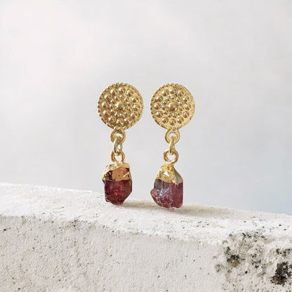 Aros mila granates en bruto oro