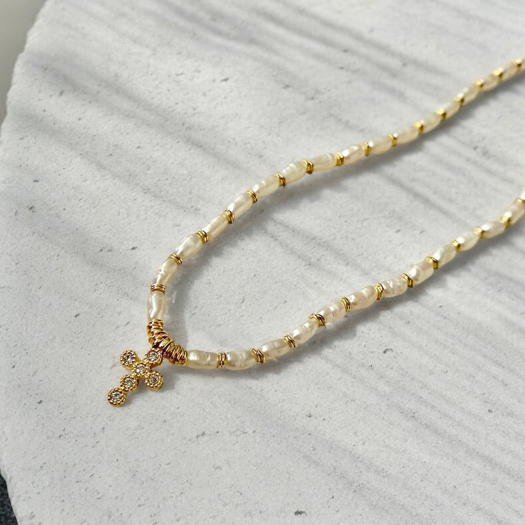 Collar perlas mini cruz oro