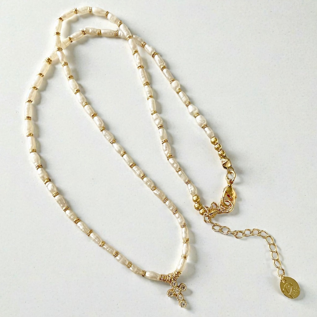 Collar perlas mini cruz oro