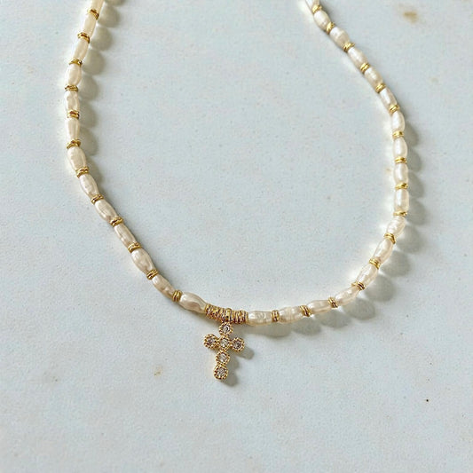 Collar perlas mini cruz oro