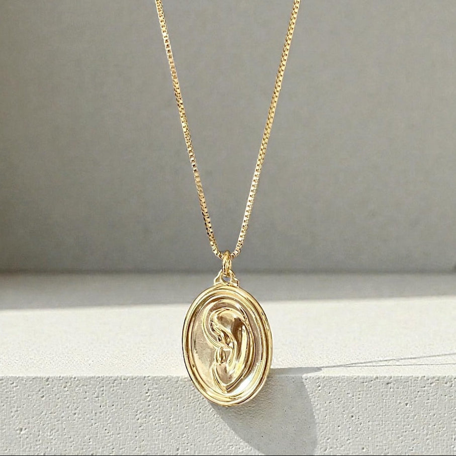 Collar virgen niña relieve oro