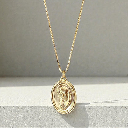 Collar virgen niña relieve oro