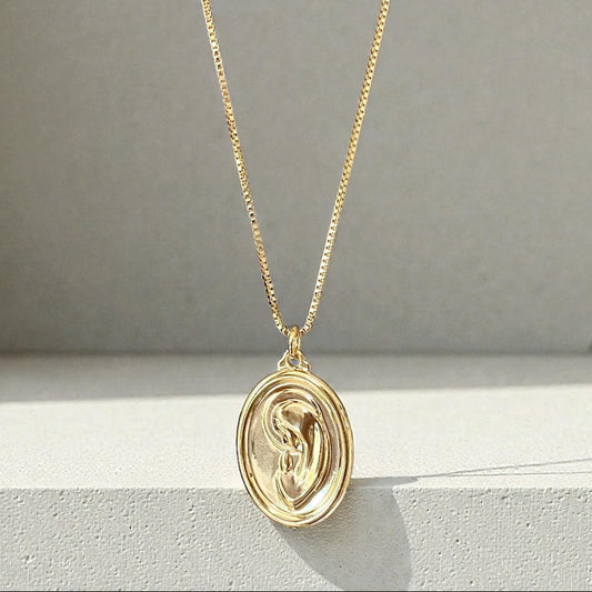 Collar virgen niña relieve oro