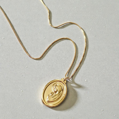 Collar virgen niña relieve oro