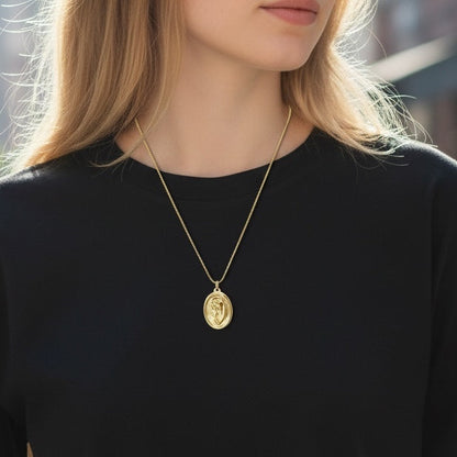 Collar virgen niña relieve oro