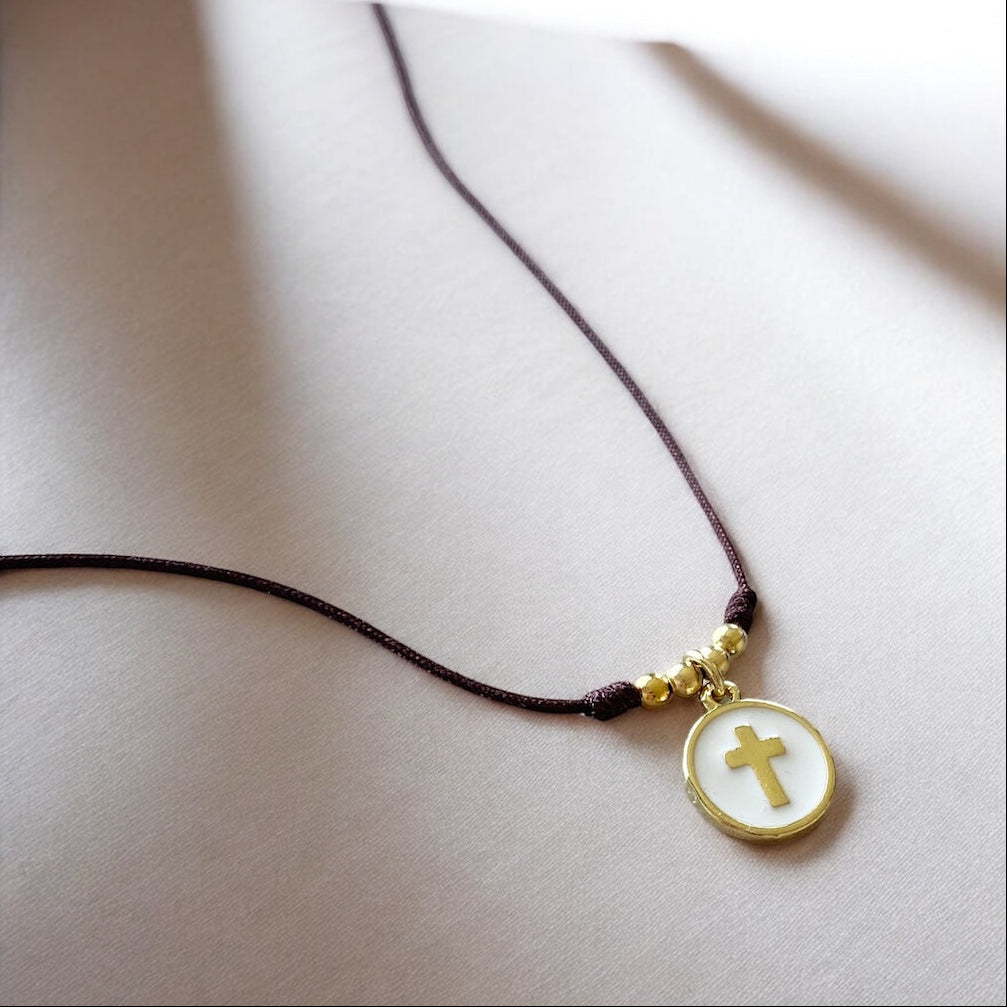 Collar hilo cruz esmaltada oro
