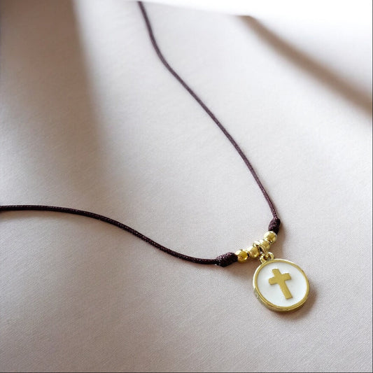Collar hilo cruz esmaltada oro