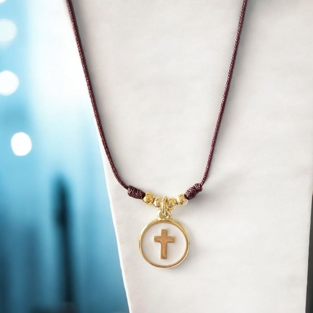 Collar hilo cruz esmaltada oro