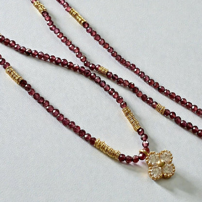 Collar granate trébol oro