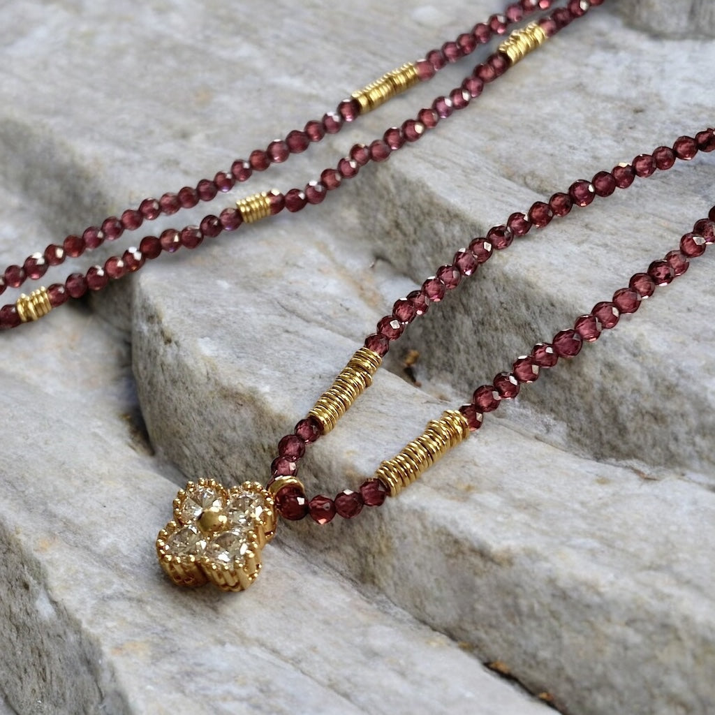 Collar granate trébol oro
