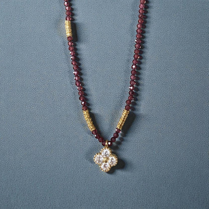 Collar granate trébol oro