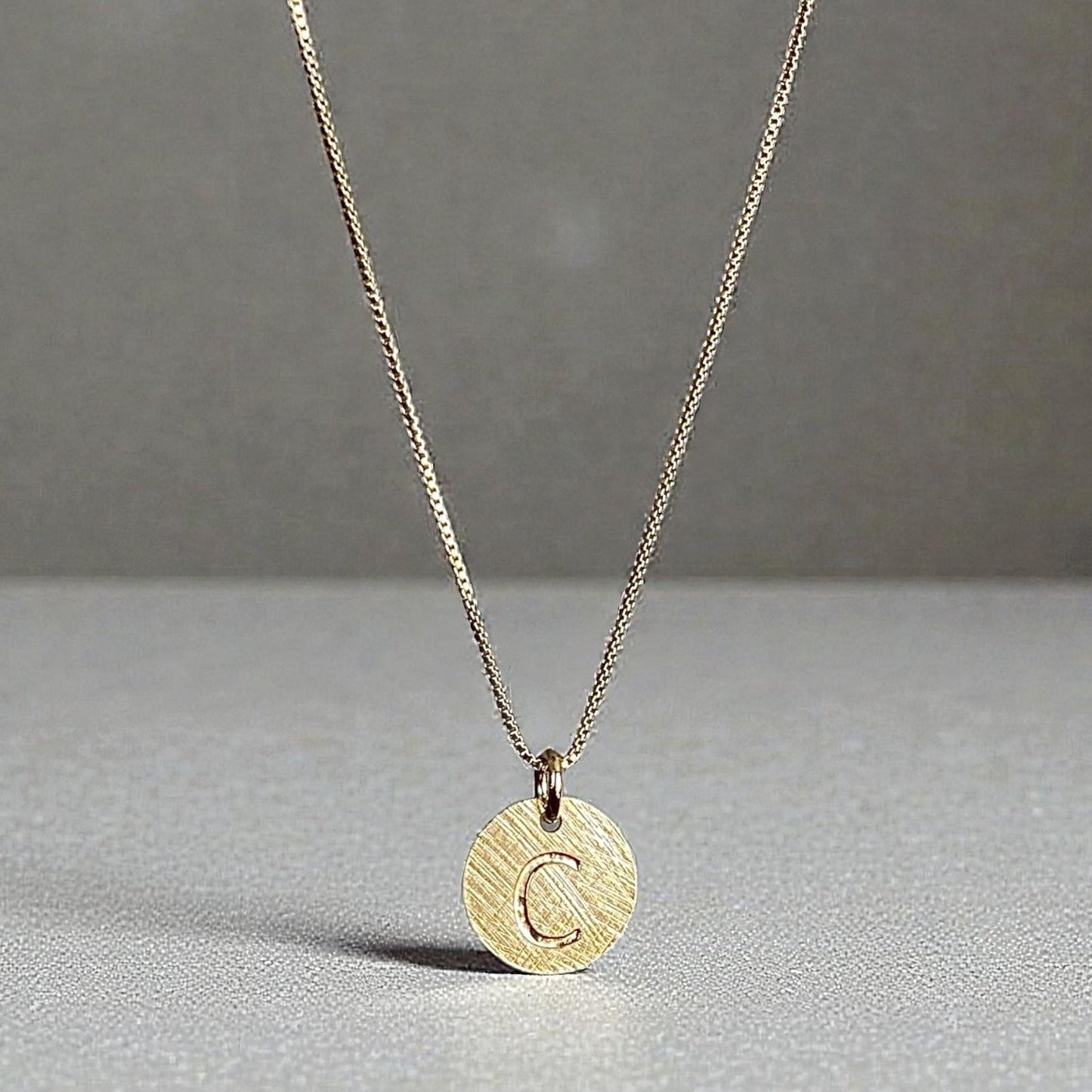 Collar letra oro