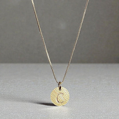 Collar letra oro