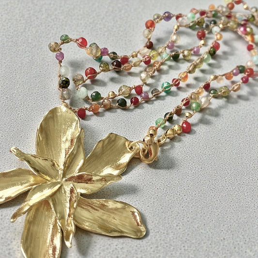Collar tejido flor oro