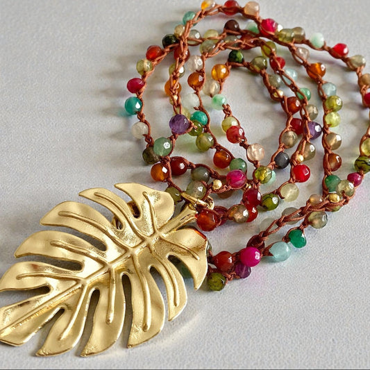 Collar tejido hoja monstera oro