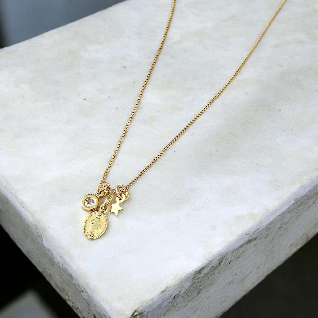 Collar trío mini virgen de los rayos oro