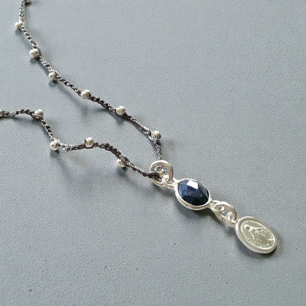 Collar tejido lapislázuli mini virgen plata