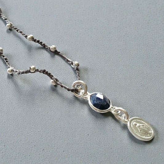 Collar tejido lapislázuli mini virgen plata