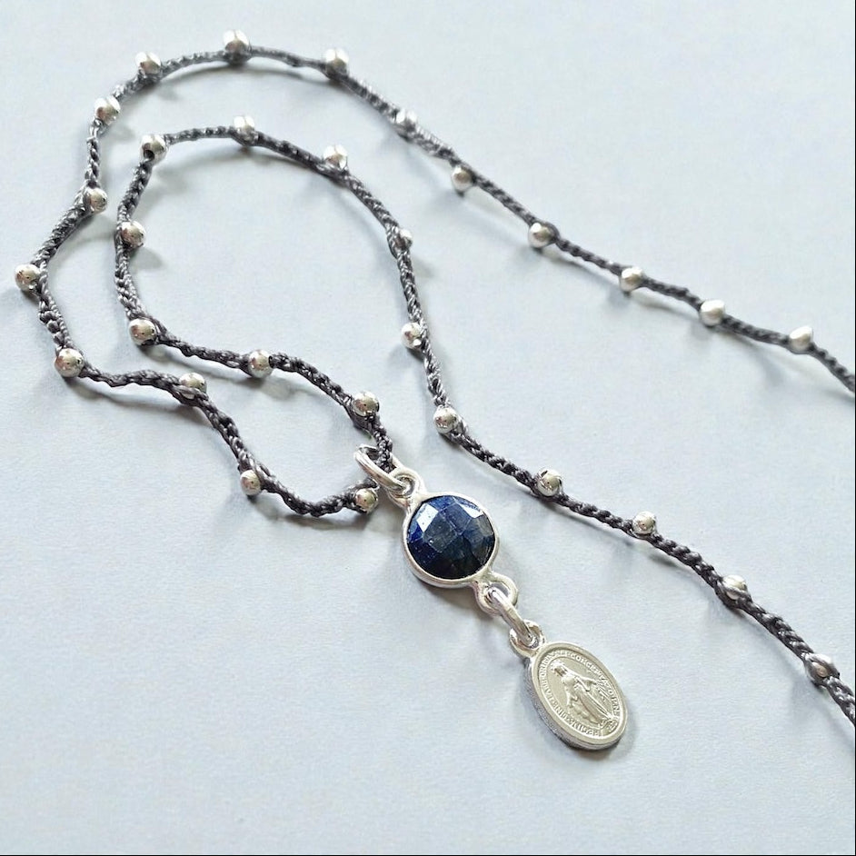 Collar tejido lapislázuli mini virgen plata