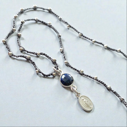 Collar tejido lapislázuli mini virgen plata