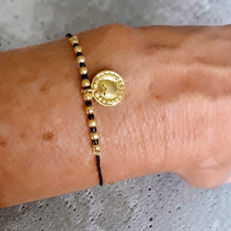 Pulsera hilo corazón relieve oro