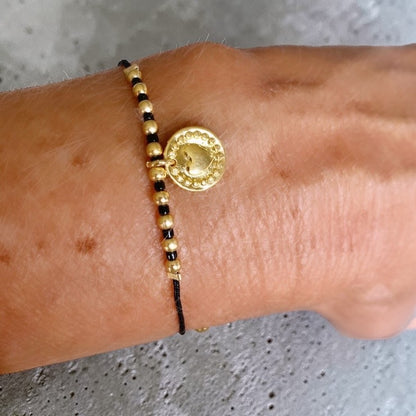Pulsera hilo corazón relieve oro