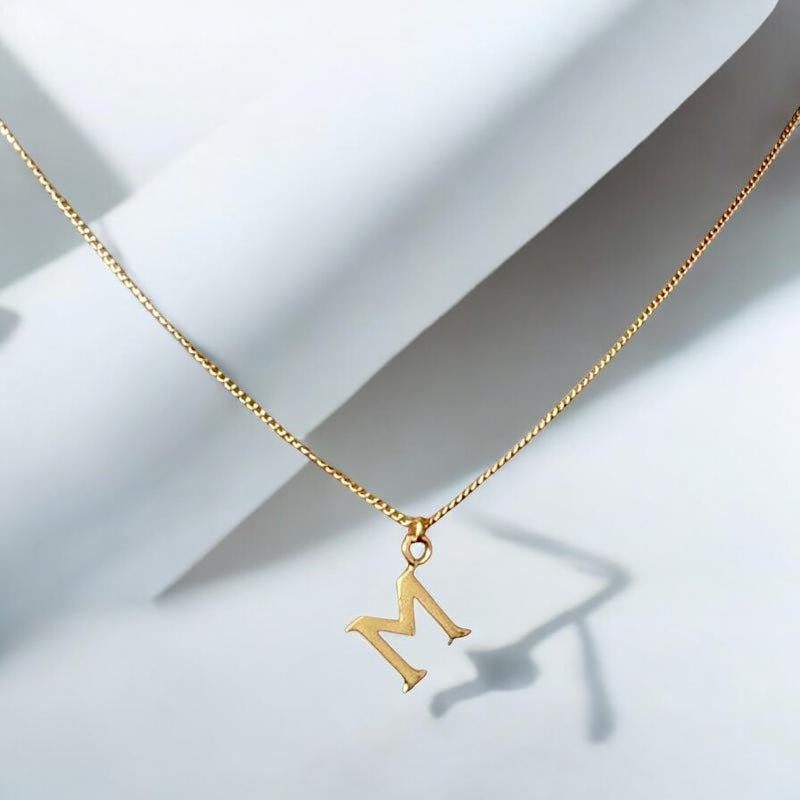 Collar letra serif oro