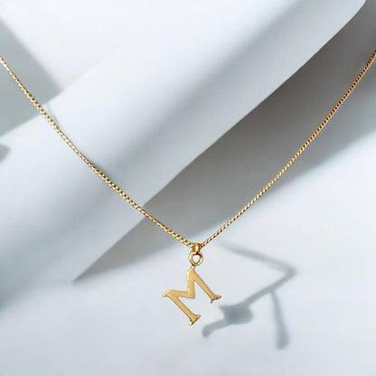 Collar letra serif oro