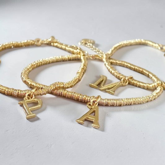 Pulsera mostacillas letra oro