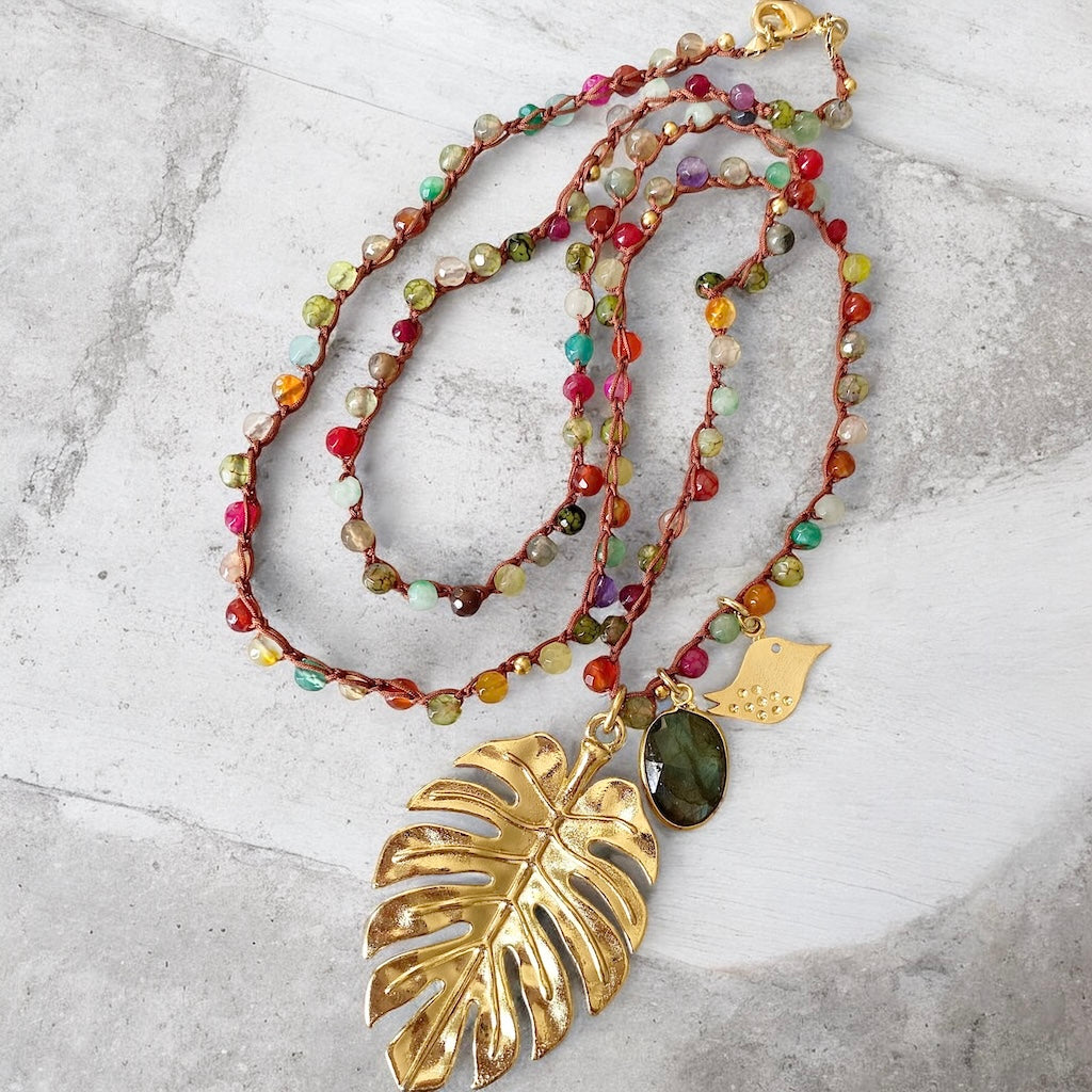 Collar tejido hoja monstera oro