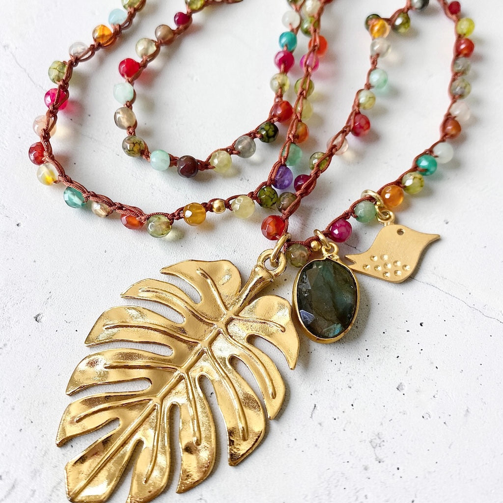 Collar tejido hoja monstera oro