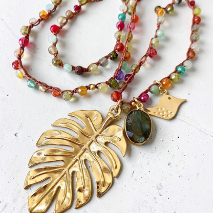 Collar tejido hoja monstera oro
