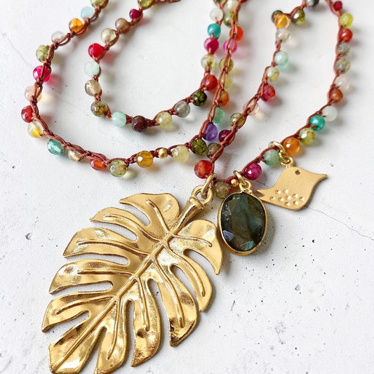 Collar tejido hoja monstera oro