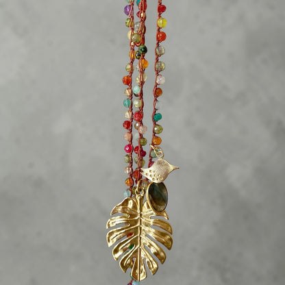 Collar tejido hoja monstera oro