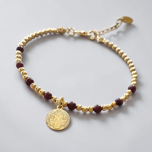 Pulsera granates medalla San Benito oro