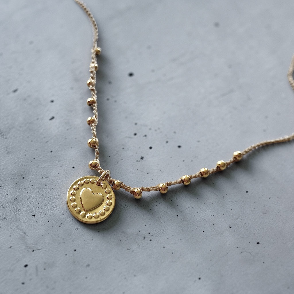 Collar tejido corazón relieve oro